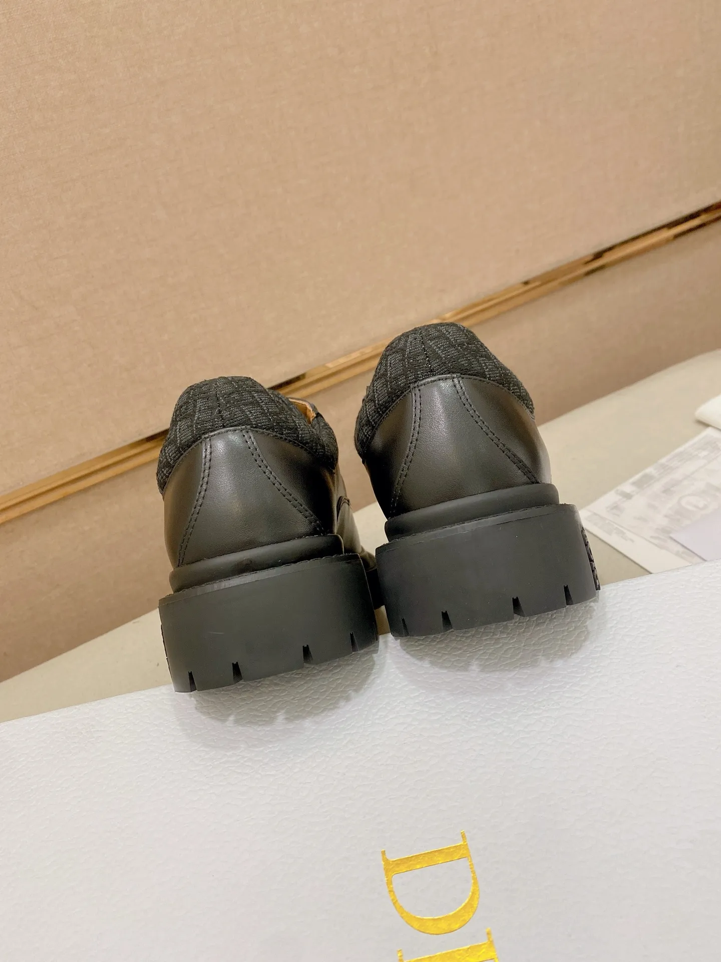 Factory price: 720💰Dior 25 latest men's old-money style leather shoes. They are definitely this year's big hit. They are very good-looking. Simple upper design. Presbyopia embellishment that is highly brand-recognizable. Full of details. The upper foot is grand and the legs are slim. This is just the right thing. Instantly heightens the height. A proper height-increasing tool. The upper is made of imported calfskin. The lining is mixed sheepskin. The original combination rubber outsole. Code number: 39-44. Customized45